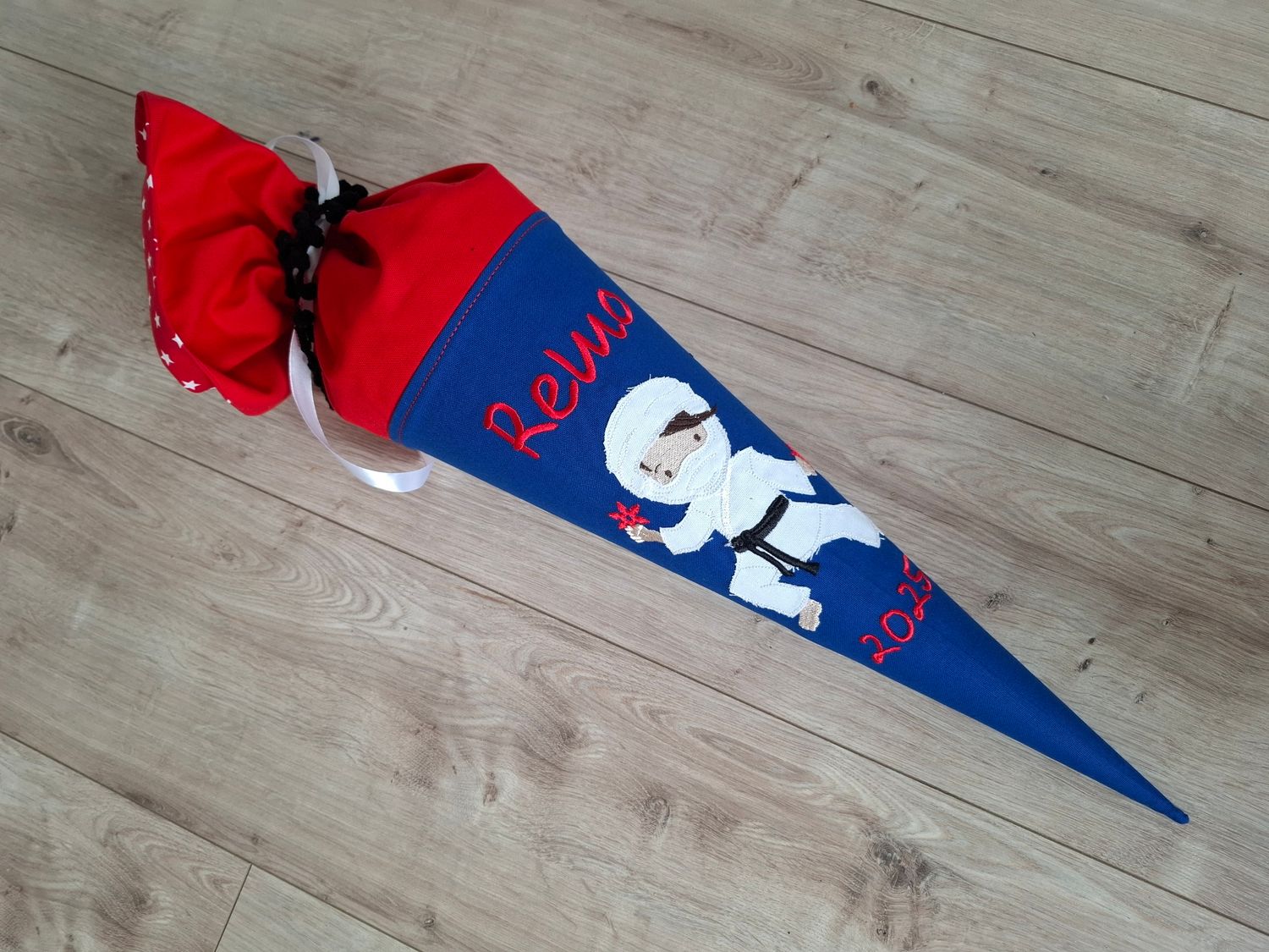 Schultüte aus Stoff "Ninja Sterne" – Königsblau/Rot – 35cm