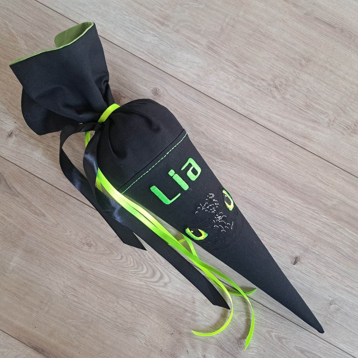 Schultüte aus Stoff Drachenaugen – Schwarz/Lime – 35 cm Schultüte aus Stoff Drachenaugen – Schwarz/Lime – 35 cm