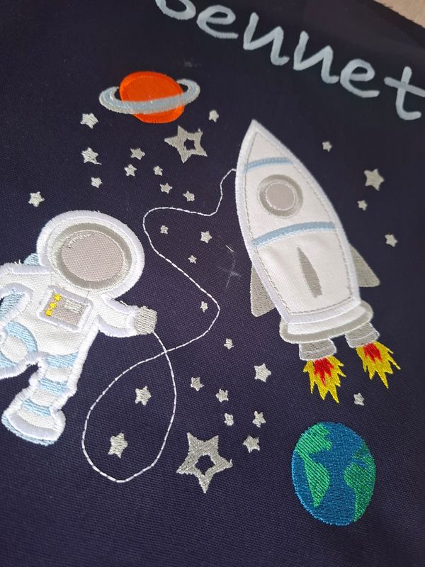 DIY Rakete bestickt mit Wunschname selber nähen