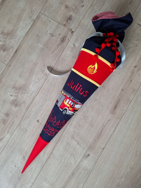 Schultüte aus Stoff Feuerwehrauto HLF | Navy/Rot | 70cm Schultüte aus Stoff Feuerwehrauto HLF | Navy/Rot | 70cm