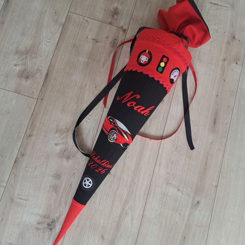 Schultüte mit Rennwagen aus Stoff | Schwarz/Rot| 70cm Schultüte mit Rennwagen aus Stoff | Schwarz/Rot| 70cm