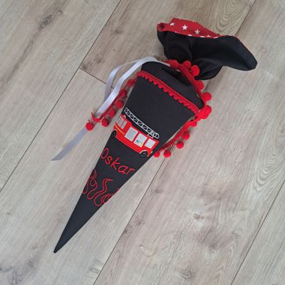 Schultüte aus Stoff Feuerwehr – Schwarz/Rot – 35 cm Schultüte aus Stoff Feuerwehr – Schwarz/Rot – 35 cm