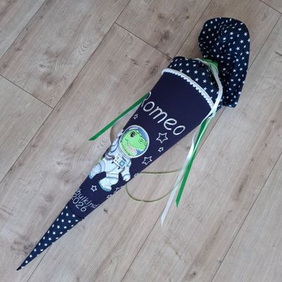 Stoff-Schultüte Dino-Astronaut mit Namen | 70 cm