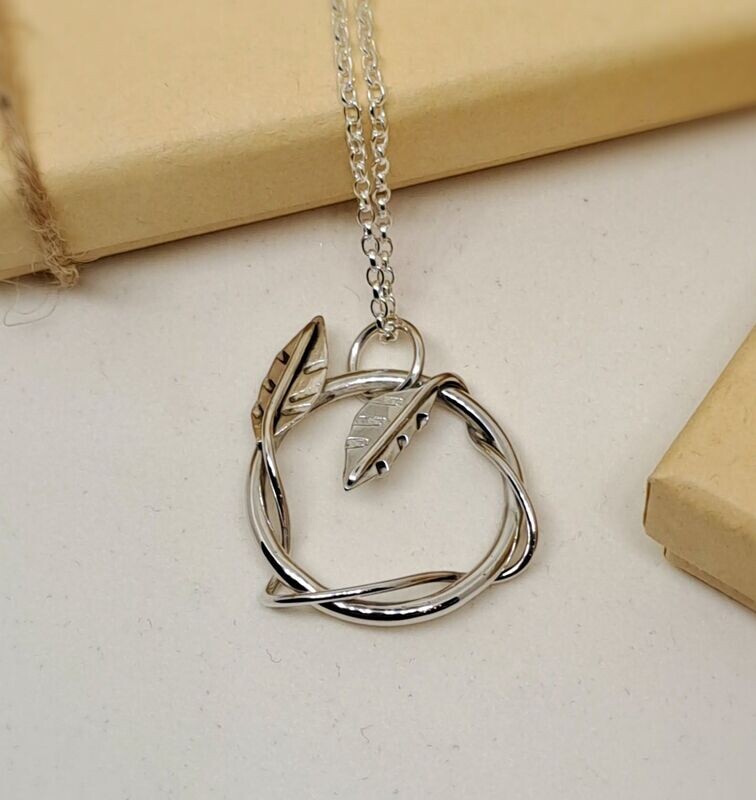 CIRCLE WITH LEAVES