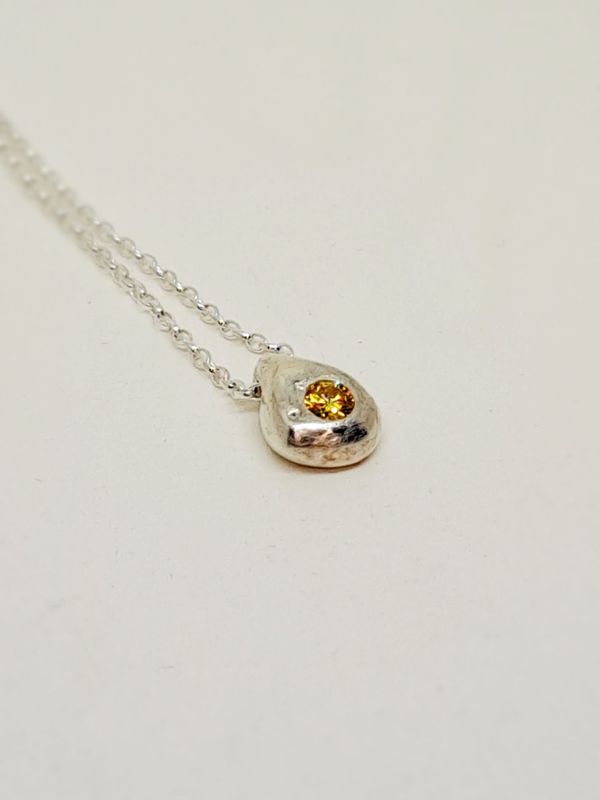 POLISHED STONE WITH YELLOW CZ