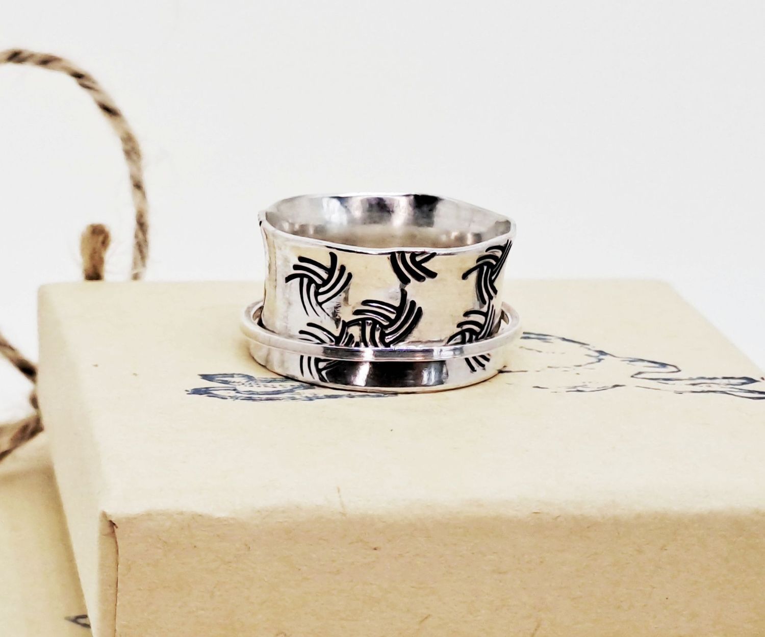 SPINNER RING WITH SWIRLS