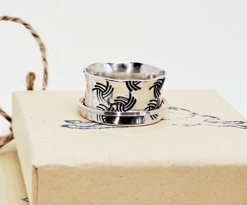 SPINNER RING WITH SWIRLS