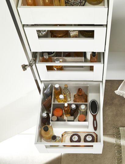 LEGRABOX SPACE TOWER larder in Silk white matt with gallery rail