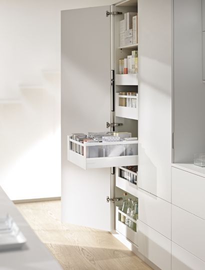 SPACE TOWER pull-out larder in Silk white matt with frosted glass