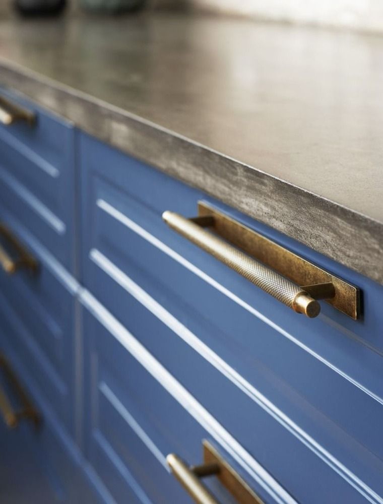 Manor Back Handle - Antique Brass