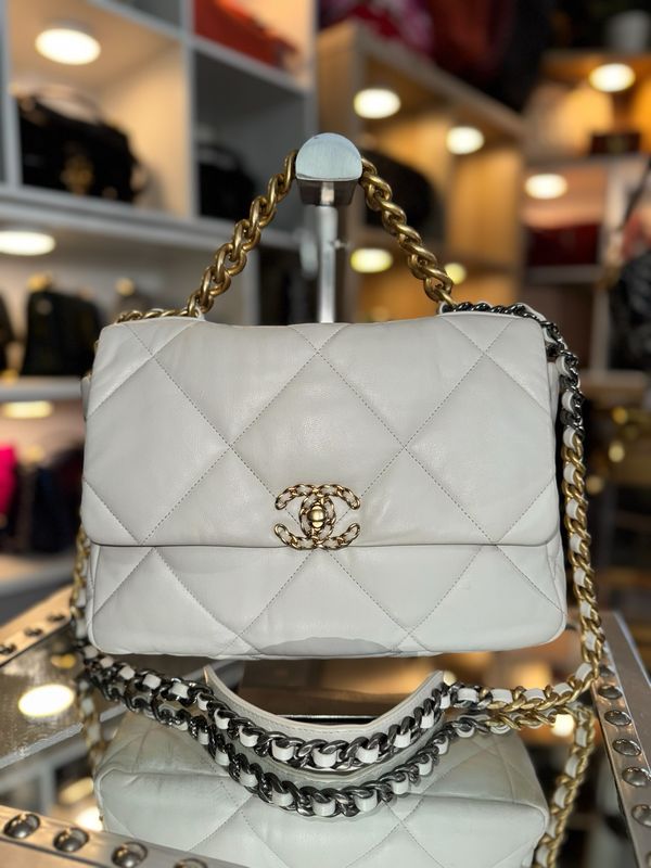 CHANEL Chanel 19 L
