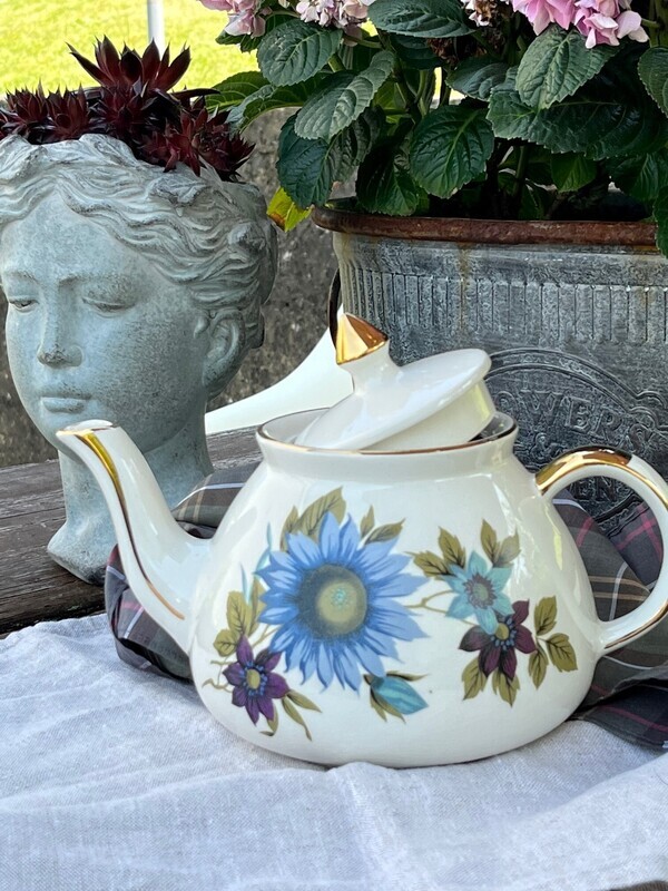 Teekanne mit Blumendekor
