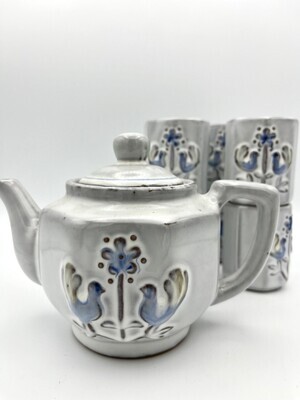 Zauberhafte Teekanne aus Keramik mit 6 Bechern im Landhausstil