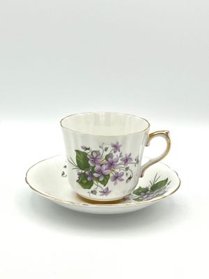 Nostalgische Vintage-Teetasse von Windsor mit zarten Clematis-Blüten