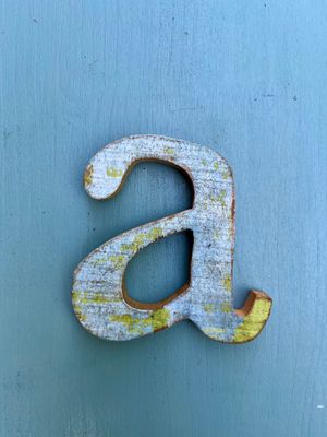 Holzbuchstabe in Grauweiß &quot;a&quot;