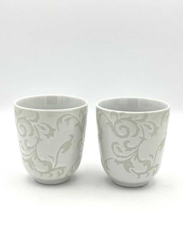 Tassenset in Weiß mit ornamentalem Muster Tassenset in Weiß mit ornamentalem Muster