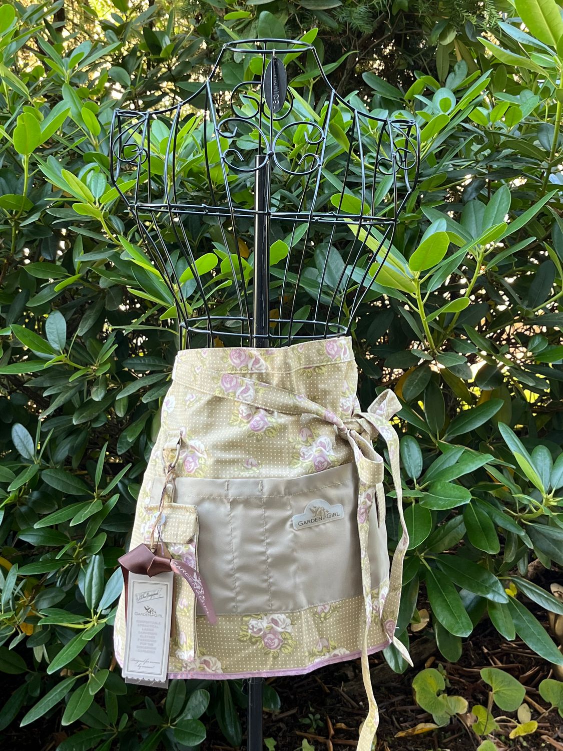 Kurze Gartenschürze mit Rosenmuster von Garden Girl