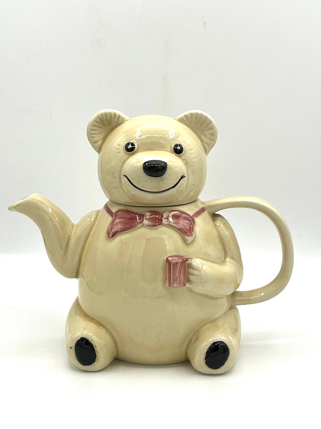 Fröhliche Teekanne in Form eines Teddybären