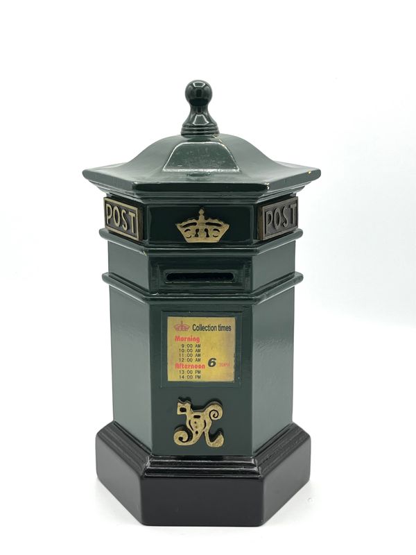 Spardose in Form eines klassischen britischen Briefkastens in Grün Spardose in Form eines klassischen britischen Briefkastens in Grün