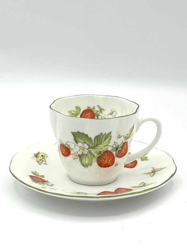 Mokkatasse mit Unterteller Virginia Strawberry – sommerlich-verspielt & typisch englisch Mokkatasse mit Unterteller Virginia Strawberry – sommerlich-verspielt & typisch englisch
