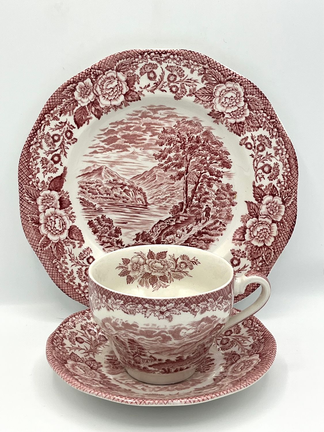 Dreiteiliges Kuchengedeck im klassischen Burgund-Rot
