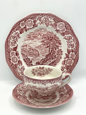 Dreiteiliges Kuchengedeck im klassischen Burgund-Rot