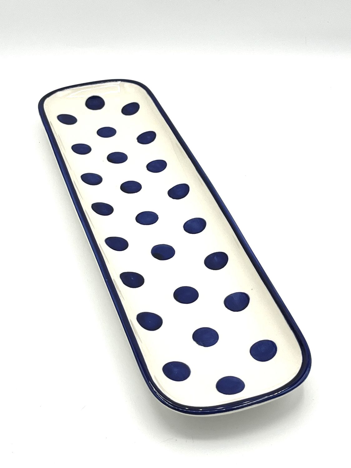 Längliche Platte im blauweißen Pola-Dot Stil - handgemalt