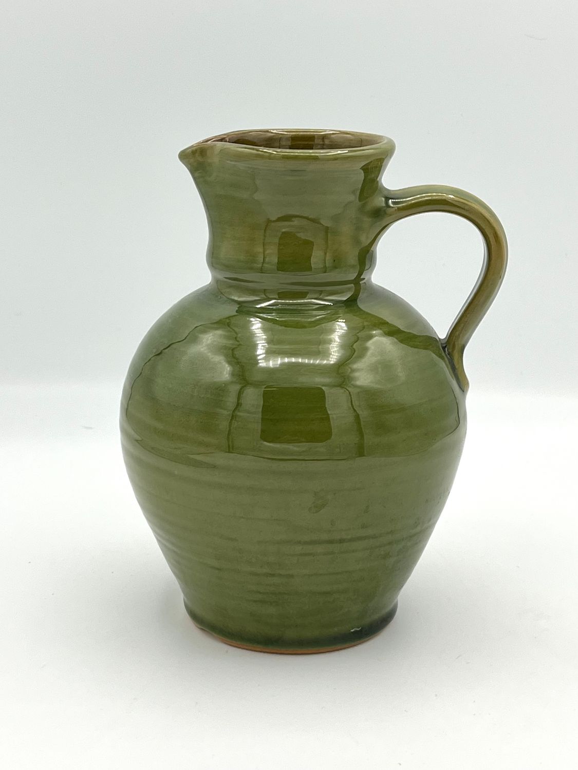 Altgrüner Krug aus Keramik