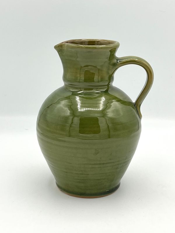 Altgrüner Krug aus Keramik Altgrüner Krug aus Keramik