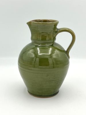 Altgrüner Krug aus Keramik