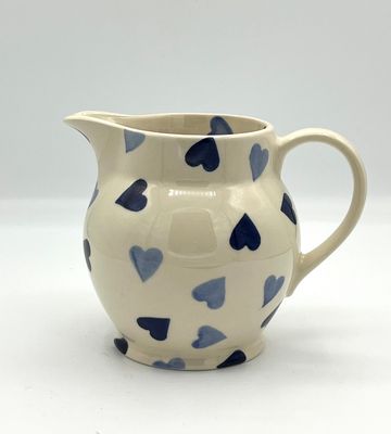 1/2 Pint Krug mit blauen Herzen (300ml)