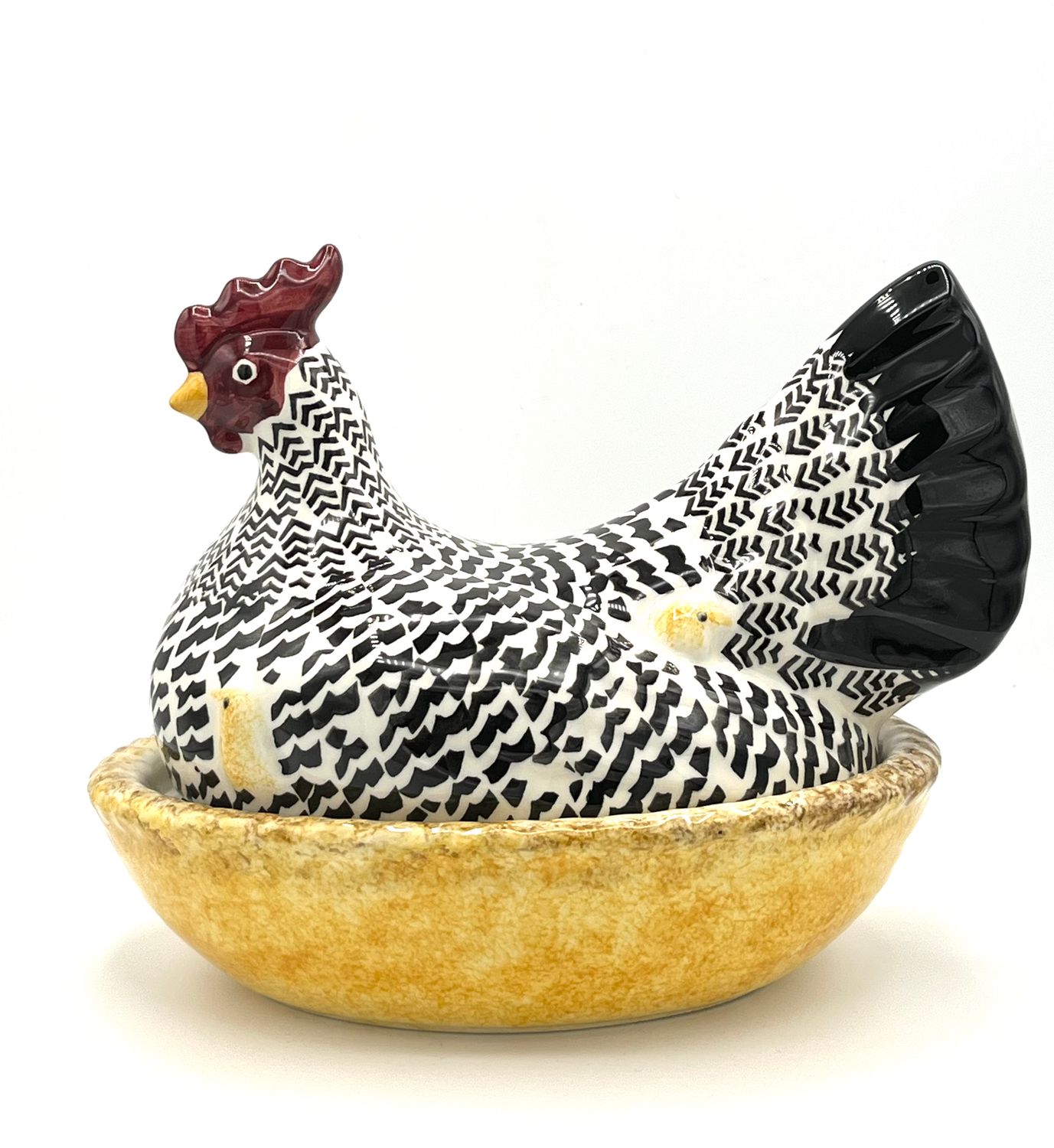 Große handbemalte Henne auf einem Nest Große handbemalte Henne auf einem Nest