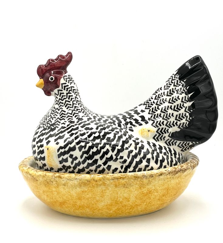 Große handbemalte Henne auf einem Nest Große handbemalte Henne auf einem Nest