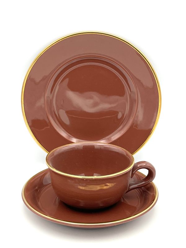 Elegantes Teegedeck in Rotbraun