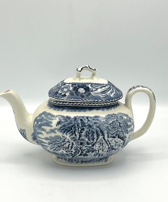 Teekanne mit ländlicher englischer Szene Teekanne mit ländlicher englischer Szene