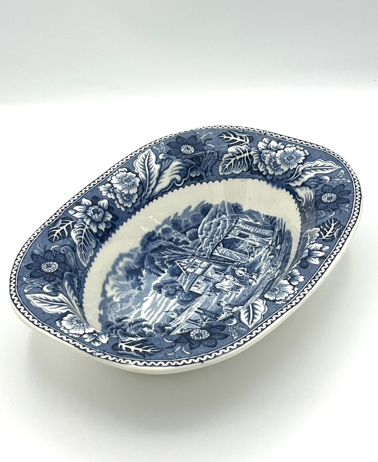 Längliche Schüssel mit ländlicher englischer Szene