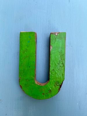 Holzbuchstabe in Grün "U"