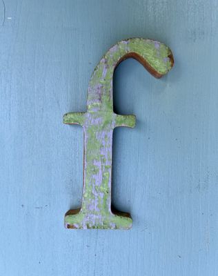 Holzbuchstabe in Graugrün "f"
