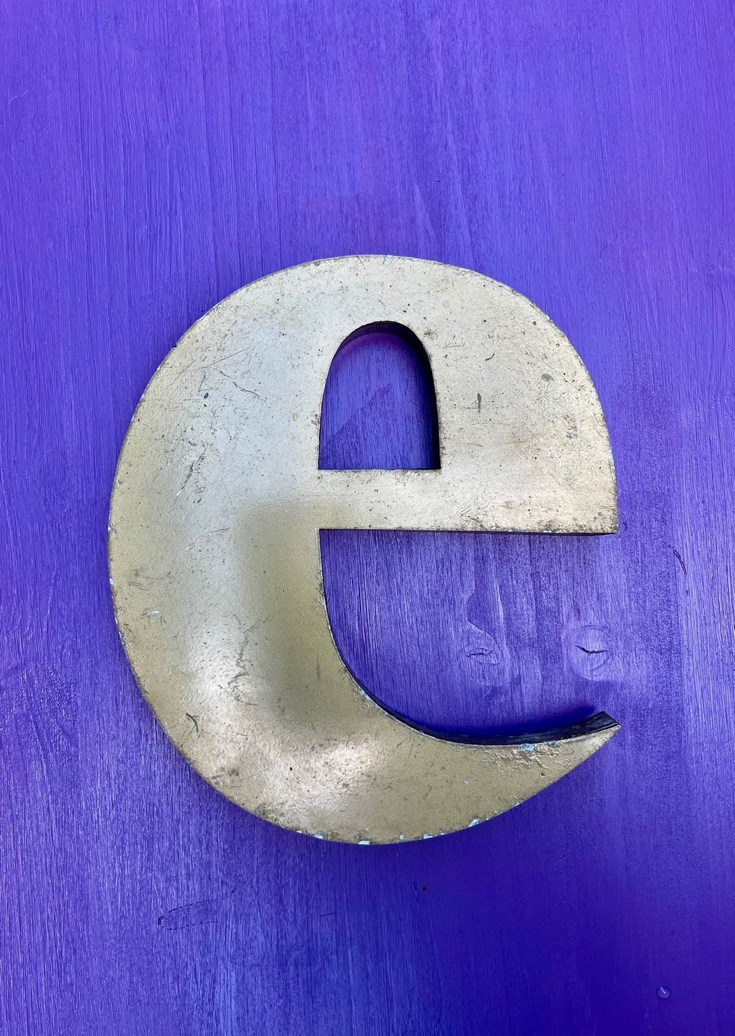 Vintage-Blechbuchstabe in Gold "e"