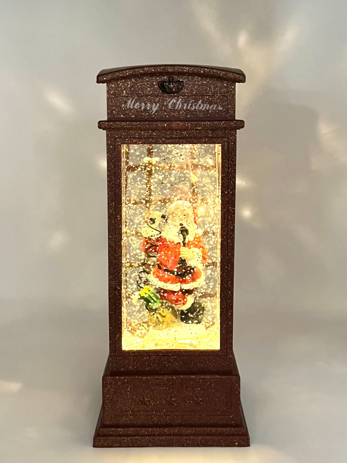 Laterne mit Beleuchtung und Schneegestöber / Englische Telefonzelle mit Weihnachtsmann