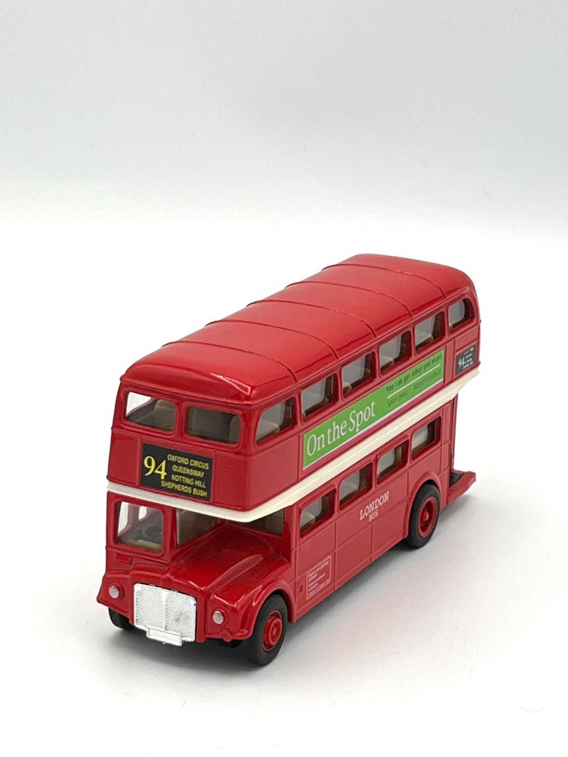 ​Modellauto im Stil des klassischen roten Londoner Doppeldeckerbusses