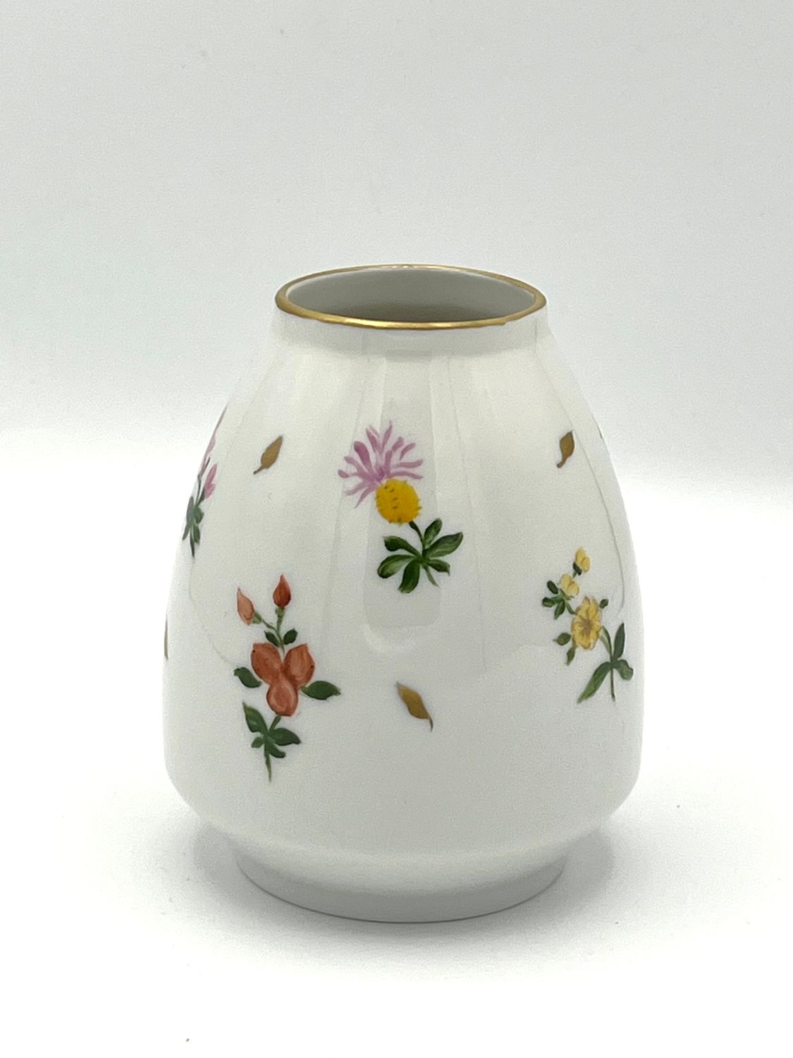 Handbemalte Vase aus Porzellan