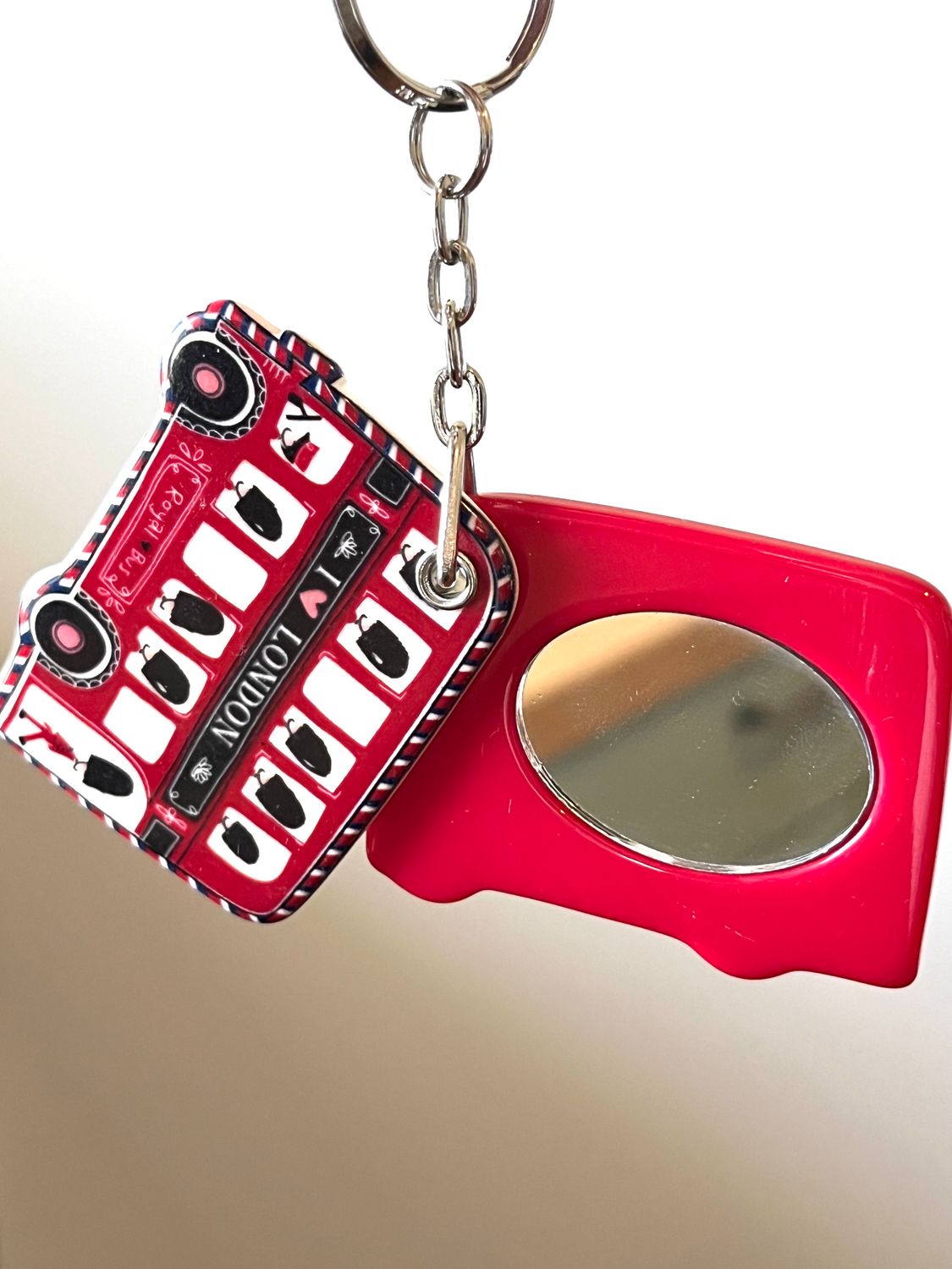 Schlüsselanhänger mit Spiegel in Form eines britischen Doppeldecker-Busses