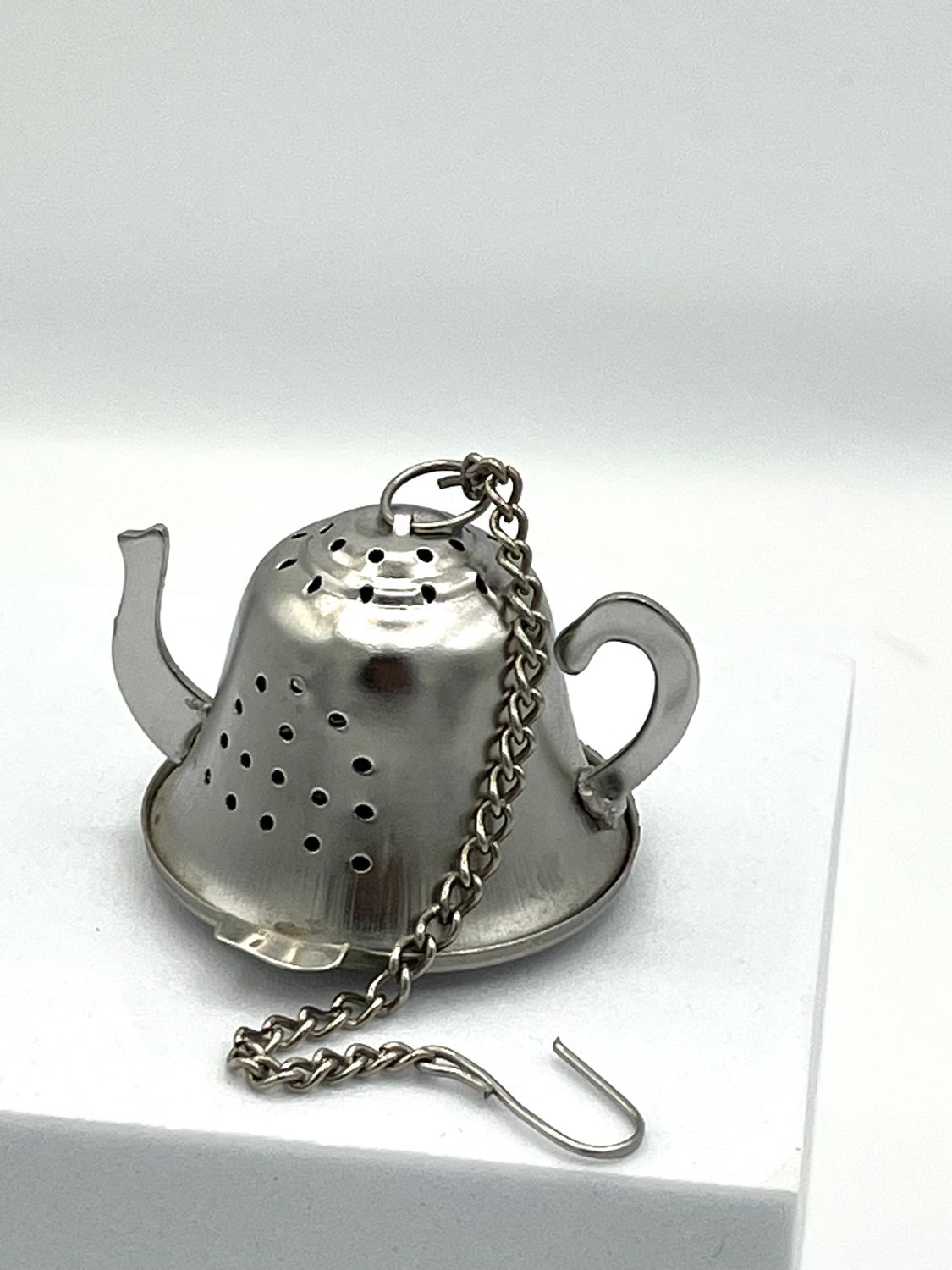 Kleines Teesieb aus Metall in Teekannen-Form