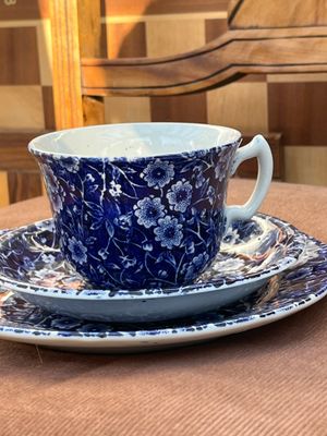 Dreiteiliges Gedeck "Blue Calico" von Burleigh Dreiteiliges Gedeck "Blue Calico" von Burleigh