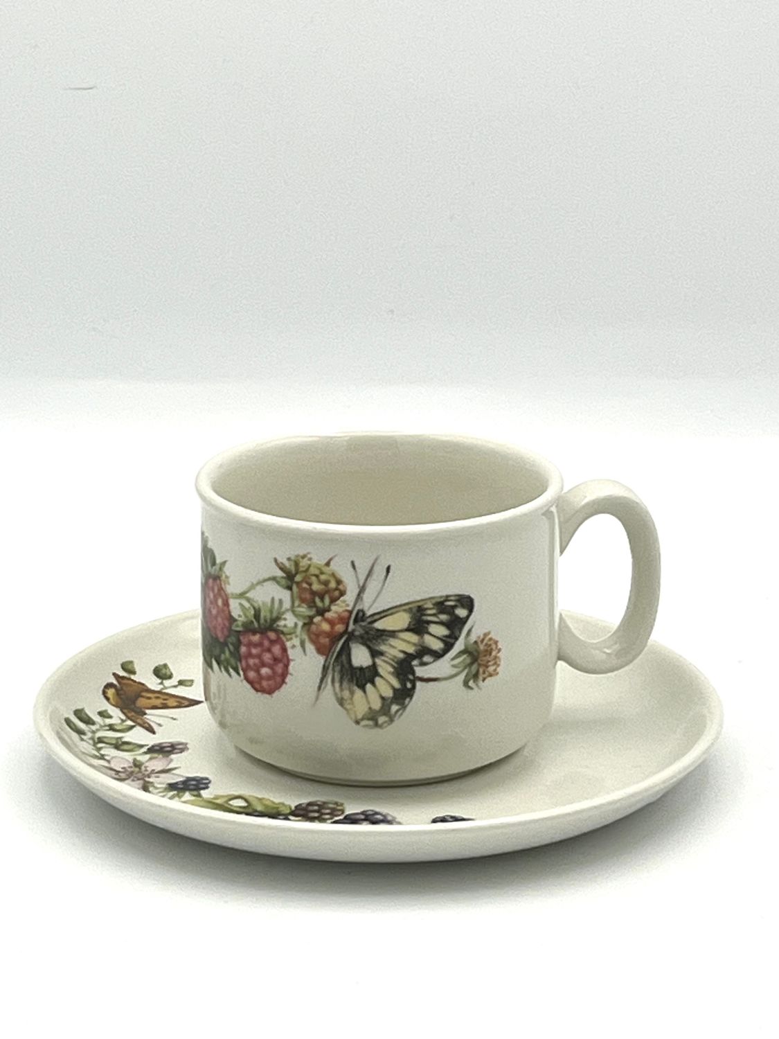 Teetasse mit Beeren- und Blätterdekor