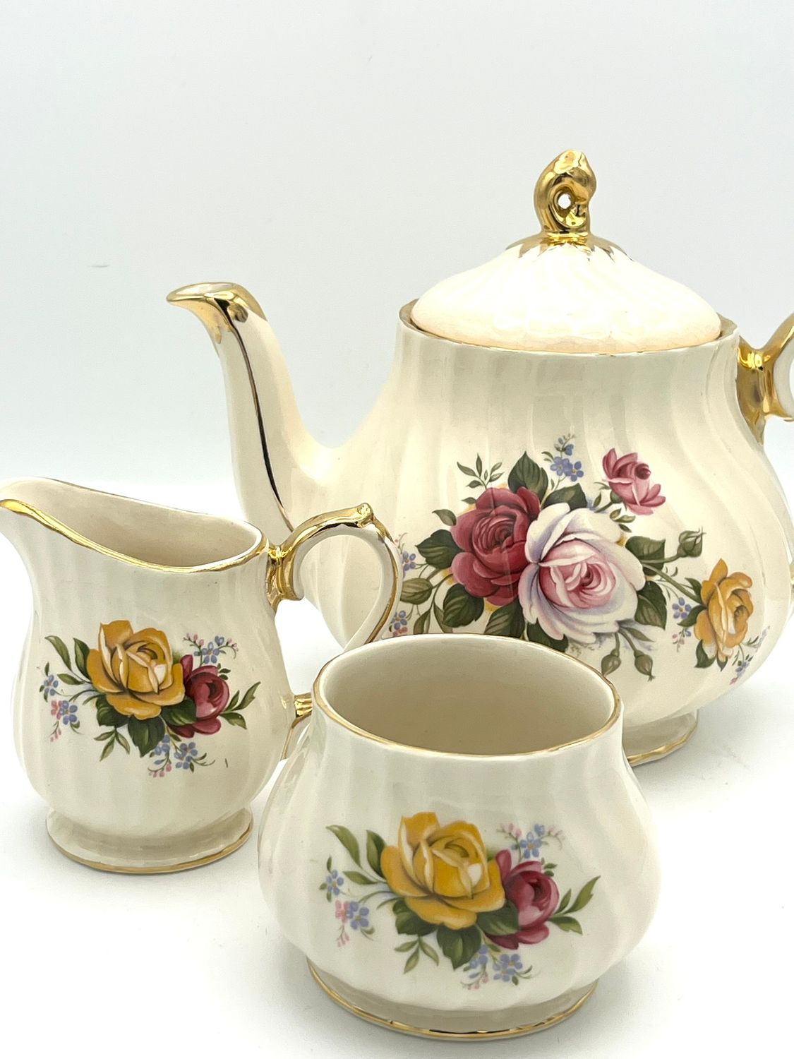 Nostalgische Teekanne mit Milchkännchen und Zuckerdose