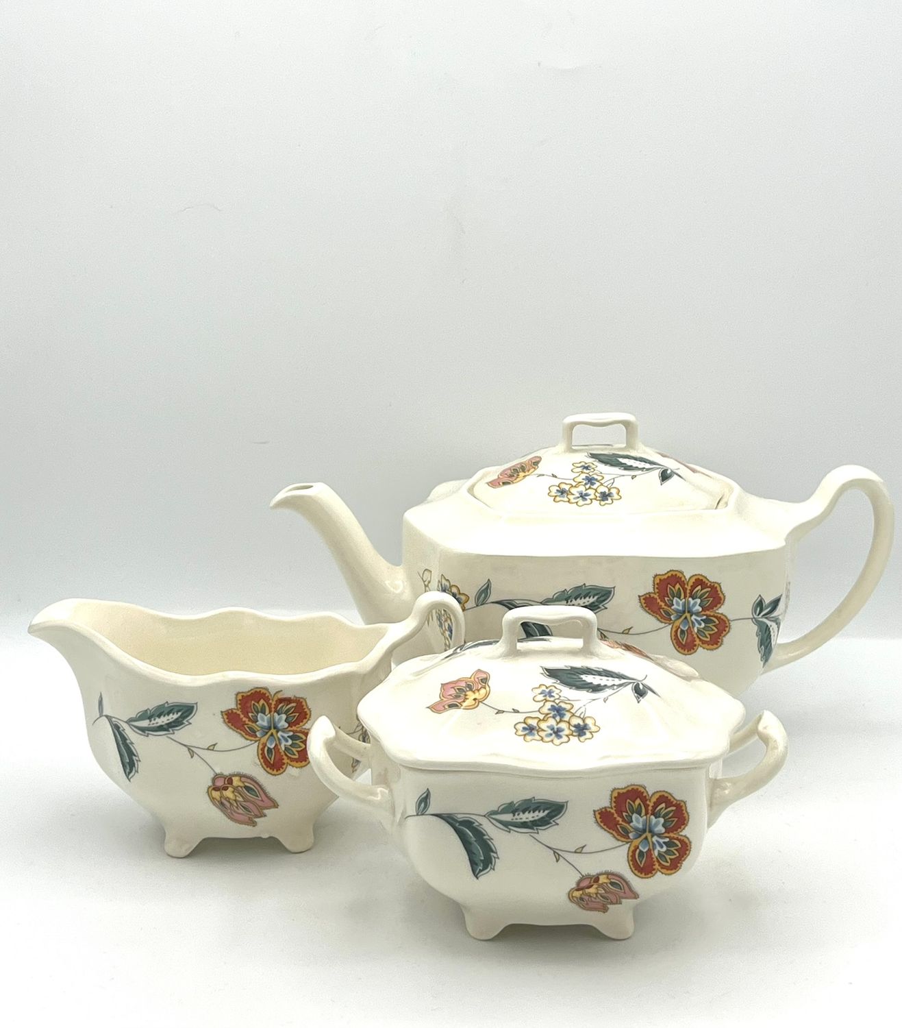 Eckige Teekanne mit Milchkännchen und Zuckerdose