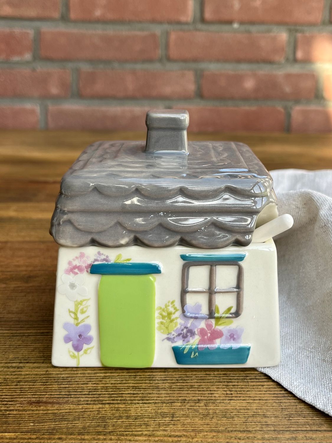 Zuckerdose mit Löffel in Form eines Cottages