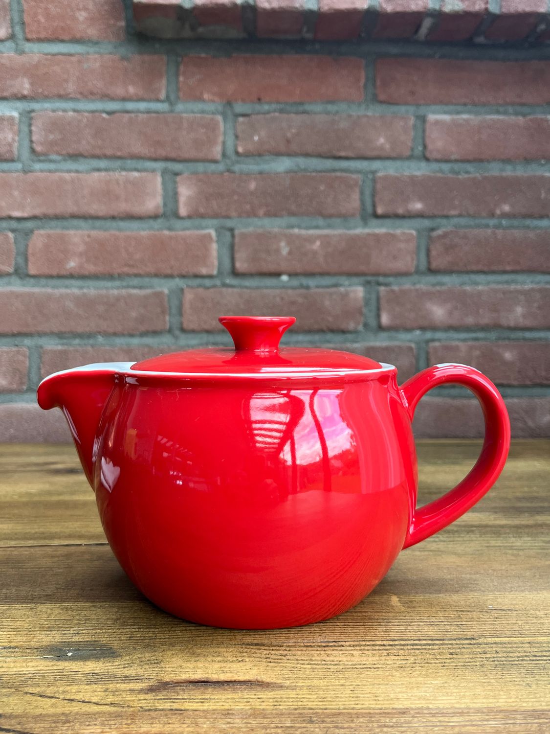 Bauchige Teekanne im fröhlichen Rot